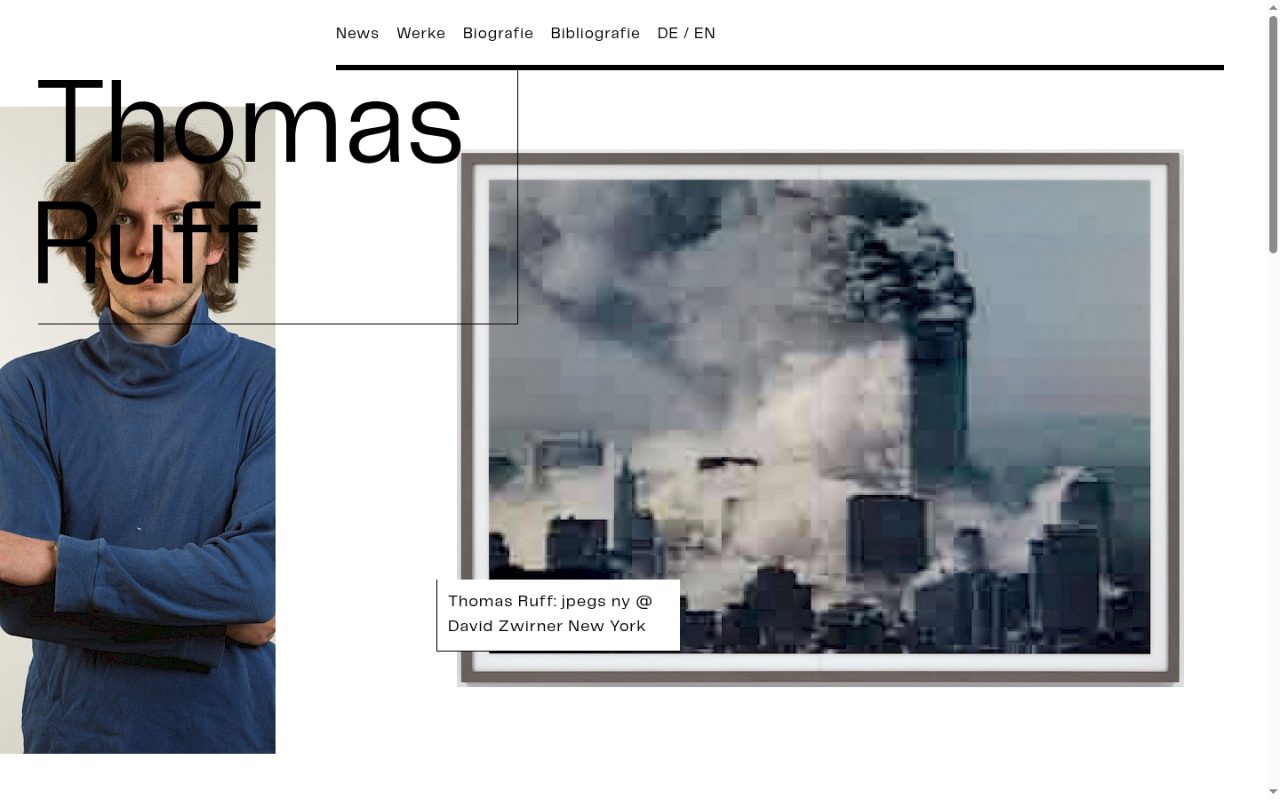 Startseite von thomasruff.com: sehr großer Name Thomas Ruff in Schwarz, links ein Porträt, rechts ein gerahmtes, stark verpixeltes Werk mit Beschriftungskasten.
