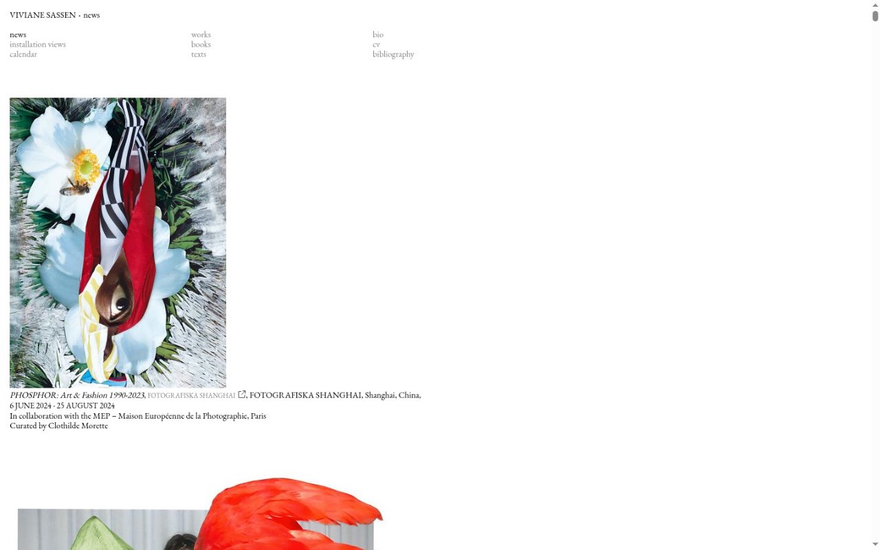 News-Seite: links oben Name und Rubrik, dreispaltige Textnavigation, darunter ein hochformatiges Ausstellungsfoto mit Bildunterschrift.